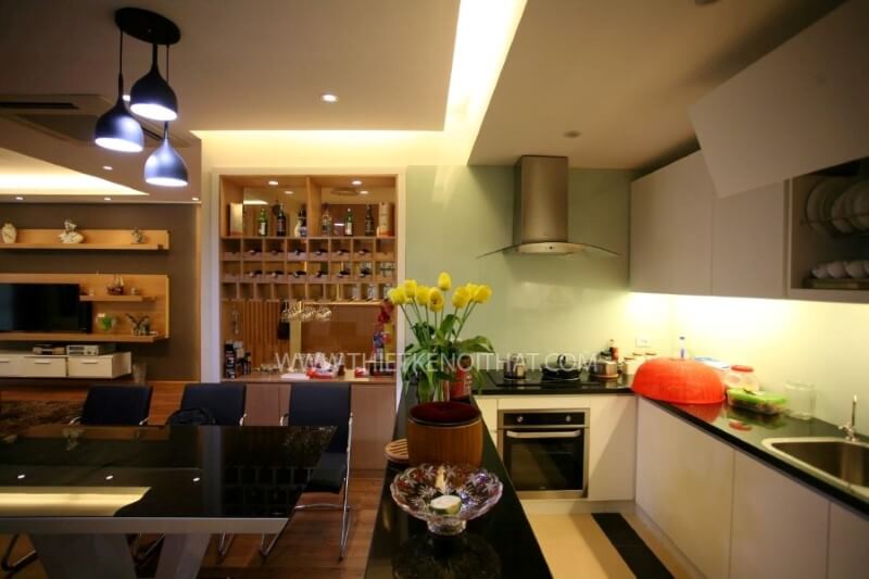 Thi công nội thất bếp hiện đại sử dụng tone màu trắng sáng tự nhiên làm màu nền Tủ bếp gỗ công nghiệp và tủ bếp acrylic