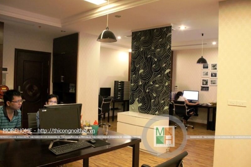 Vách kính ngăn phòng đơn giản của văn phòng làm việc tại Royal City tranh kính