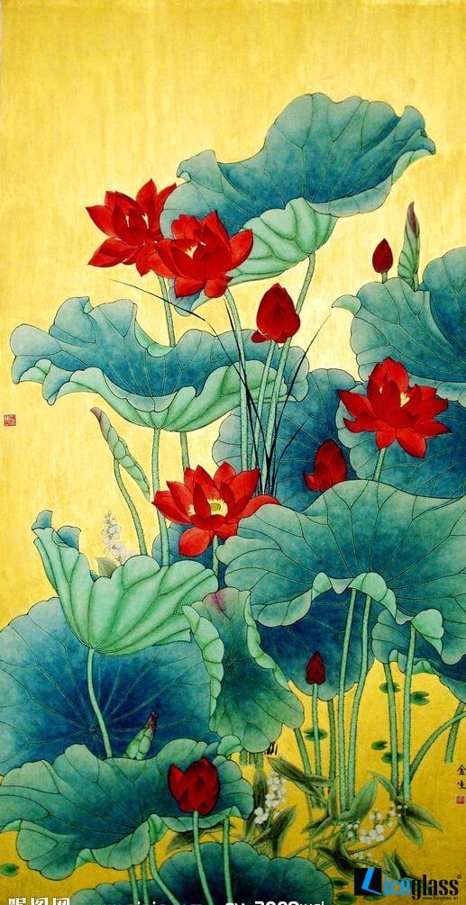 Dưới bàn tay khéo léo tỉ mỉ của những người thợ Moreglass đã biến một tấm kính bình thường trở thành một bức tranh hoa sen đỏ tuyệt đẹp với những đường nét vô cùng mềm mại uyển chuyển, mang ý nghĩa tượng trưng cho bản chất nguyên thủy của trái tim, tình yêu, sự đam mê và năng động. tranh kính