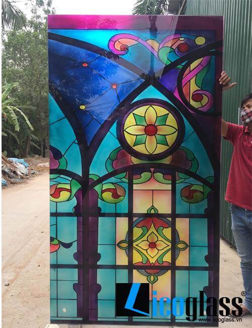 Mẫu tranh kính dành cho nhà thờ Công giáo, một sản phẩm không thể thiếu và được coi như linh hồn của mỗi nhà thờ, với những mảng màu sặc sỡ mang vẻ đẹp bí ẩn, lung linh. Ánh sáng tạo ra từ những ô kính nhiều màu sắc này sẽ tăng thêm vẻ đẹp huyền bí, sang trọng tại mỗi nhà thờ Công giáo tranh kính