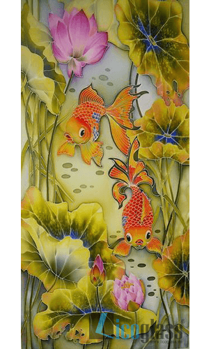 Mẫu tranh điêu khắc 3D hình ảnh cá vàng và hoa sen, đều là những biểu tượng may mắn trong phong thủy, cá vàng biểu tượng cho sự thăng quan tiến chức, tấn tài tấn lộc còn hoa sen mang ý nghĩa xua đuổi vận xấu và mang lại may mắn, sức khỏe cho gia chủ tranh kính