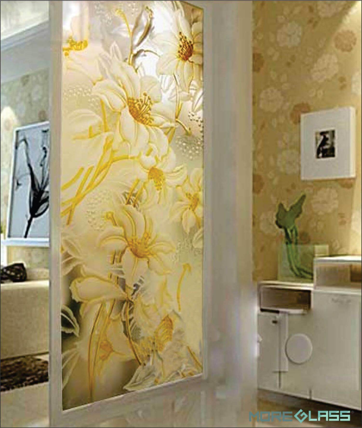 Mẫu ngăn trang trí bằng kính cường lực được điêu khắc hoa ly màu vàng mang đến vẻ đẹp cao cấp, sang trọng cho không gian căn phòng tranh kính