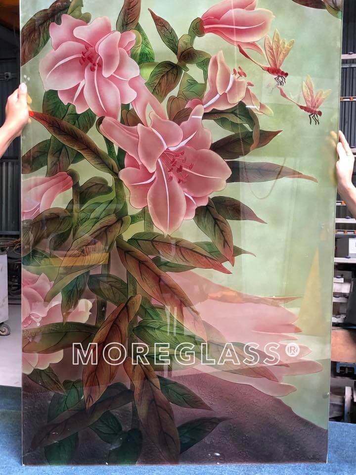 Thi công tranh kính điêu khắc 3D hoa ly hồng, biểu tượng của sự trẻ trung, đầy sức sống. Có thể ứng dụng làm ốp tường, vách ngăn cnc phòng khách, phòng ngủ, mang đến vẻ đẹp nghệ thuật ấn tượng cho không gian ngôi nhà của bạn tranh kính