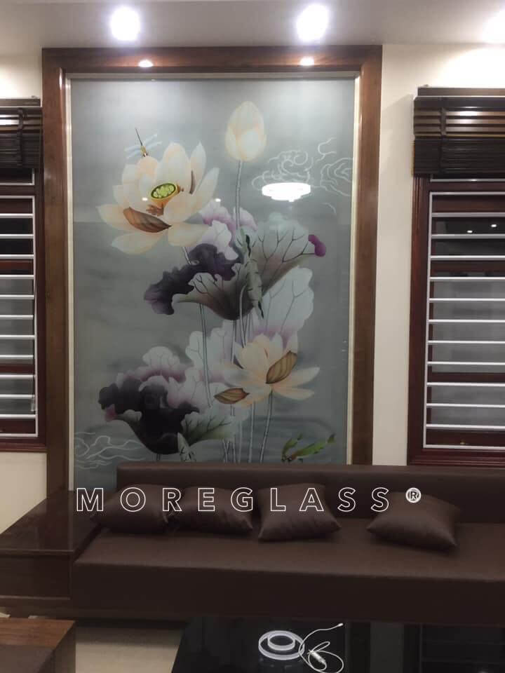 Mẫu tranh kính treo tường khắc nghệ thuật hình ảnh hoa sen trắng, biểu tượng của sự trong sáng, thuần khiết, thanh liêm tranh kính